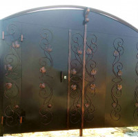 Ворота аркой глухие, кованые с врезанной калиткой №015. Производство: Украина, Одесса